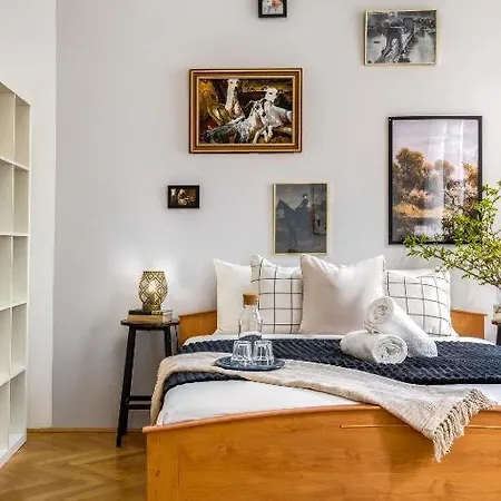 Monument Heritage Apartment-classic In Center Апартаменты